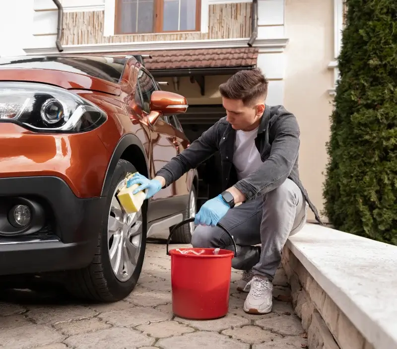 Lavage auto à domicile Villeneuve-la-Dondagre : professionnel intervenant sur un véhicule